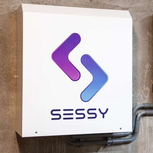 Sessy thuisbatterij geïnstalleerd aan de muur – ruimtebesparende accu, perfect geïntegreerd voor optimaal rendement en veiligheid