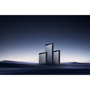 Drie Anker SOLIX thuisbatterijen opgesteld in een buitenomgeving, ontworpen voor schaalbare en betrouwbare energieopslagoplossingen.